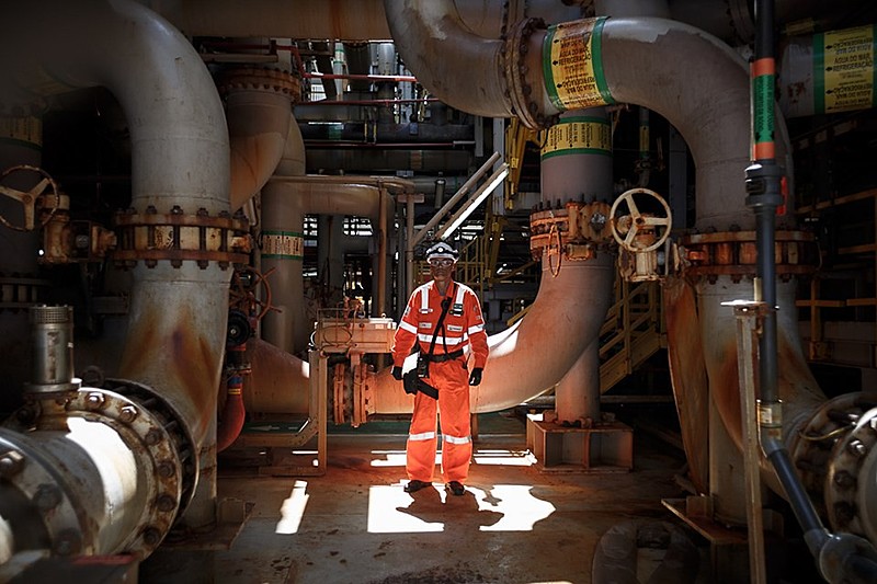 Operador da Petrobras em meio a tubulações de unidade industrial