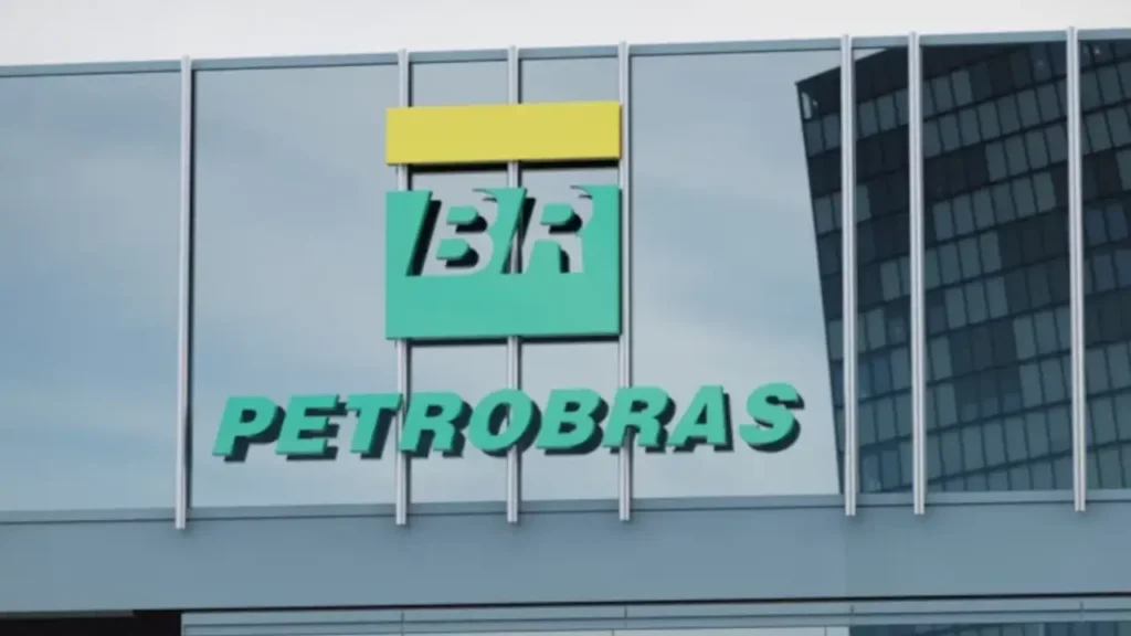 Fachada da sede corporativa da Petrobras com logo BR em destaque