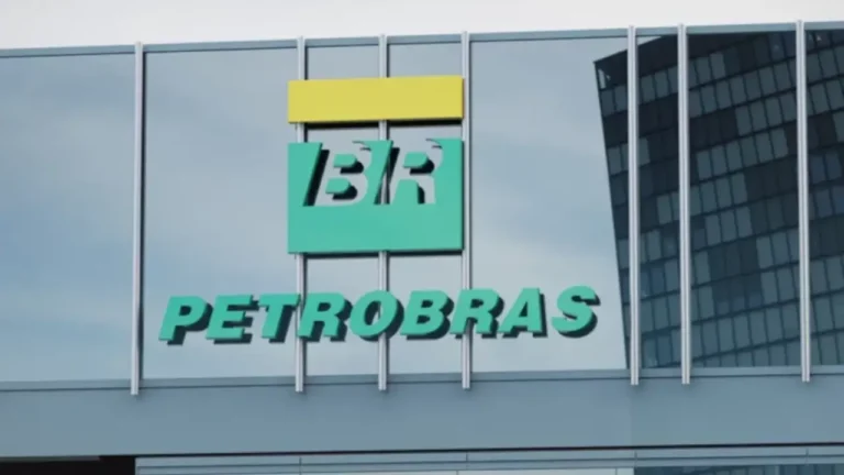Fachada da sede corporativa da Petrobras com logo BR em destaque